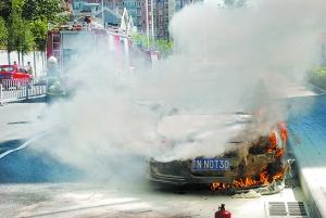 北京:三菱轿车停放路边发生自燃(图)--中国国情