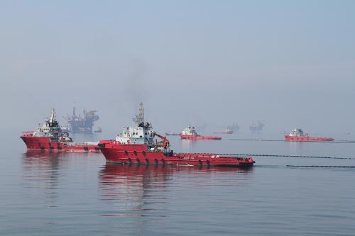 渤海溢油事故海面仍有油花冒出--中国国情