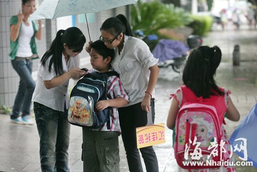 福州:小学开学注册日 家长孩子齐慌乱(组图)--中国国情手册
