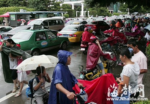 福州:小学开学注册日 家长孩子齐慌乱(组图)--中国国情手册