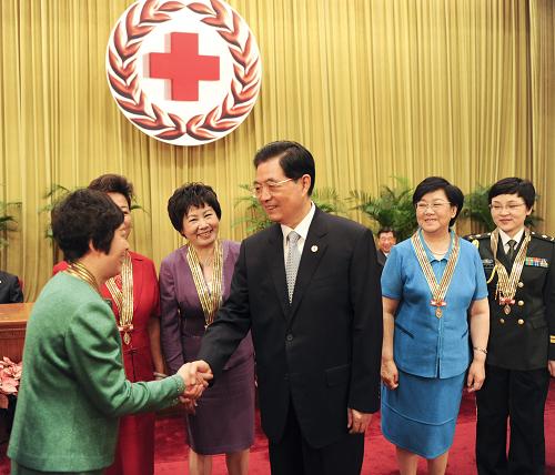 胡锦涛为南丁格尔奖章中国获奖者颁奖--中国国情手册