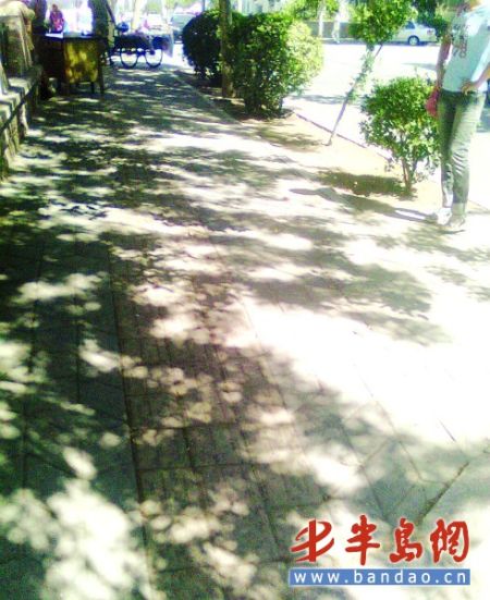 70岁老人晕倒在路边 众人扶起帮忙联系家人--中国国情网