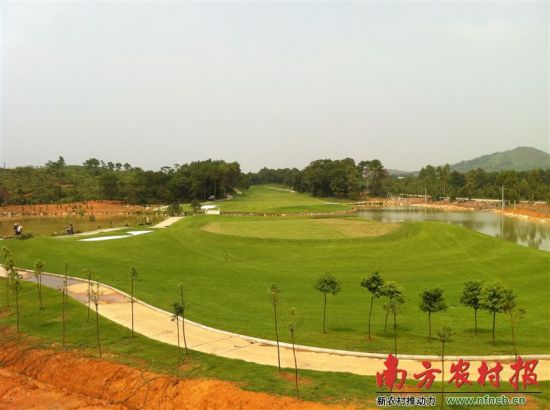 高尔夫球场借训练基地之名兴建 叫停后仍营业--中国国情