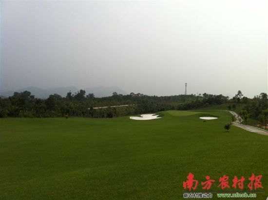 高尔夫球场借训练基地之名兴建 叫停后仍营业--中国国情