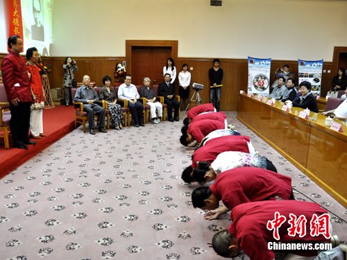 石家庄中医名家郭纪生收徒 现三跪九叩大礼(图)--中国国情网