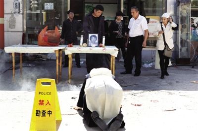 10余家商铺遭打砸强拆 老太看到现场后晕倒身亡--中国国情网