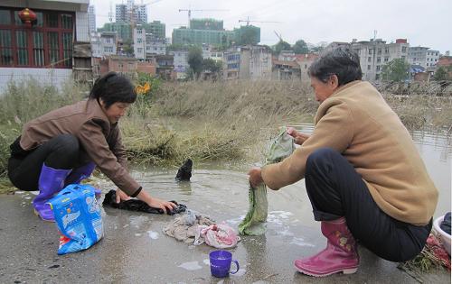 汉江安康城区段水位回落 撤离群众返回住地--中国国情手册