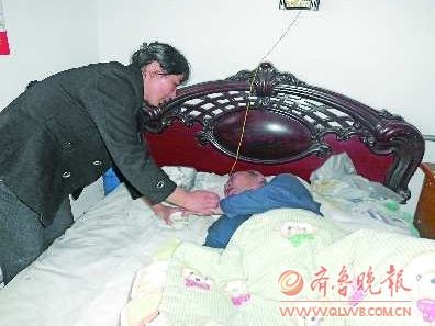 儿媳照顾卧病在床公公12年 丈夫去世独自挑重担--中国国情手册