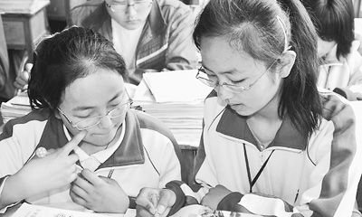 女生搀扶残疾同村一起求学九年--中国国情