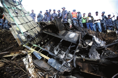 尼泊尔观光客机坠毁19人亡 原因尚未确定(组图)--中国国情网
