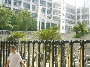 8岁男童入学1年多遭十余次体罚 校长称随便去告--中国国情