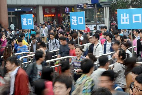 郑州迎来“十一”黄金周客流高峰--中国国情手册