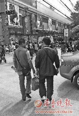 反扒民警每日在街上巡查15小时(图)--中国国情网