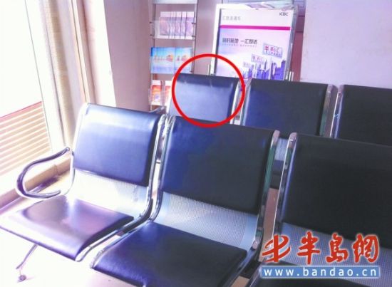 17岁高中生银行内自残 用刀划破脖子(图)--中国国情网