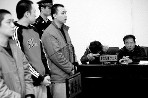 两名无业男青年劫杀少女受审--中国国情手册