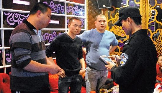广州警方查获数万个假名牌皮包 案值4000万元--中国国情
