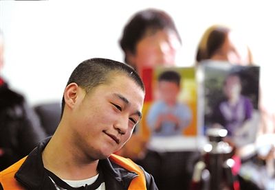 疑犯砍死1对母子受审时冷笑 称早已轻生求死刑--中国国情网