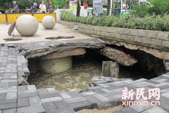 人行道突然发生塌陷出现3平方米水坑(组图)--中国国情手册