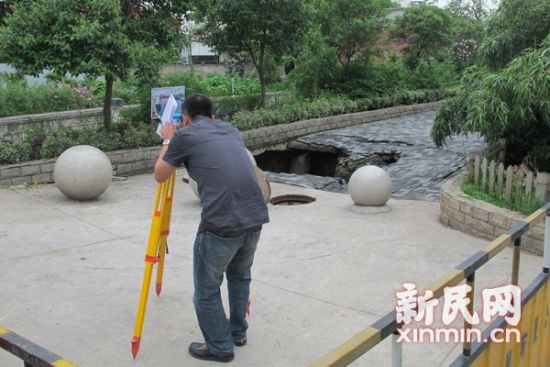 人行道突然发生塌陷出现3平方米水坑(组图)--中国国情手册