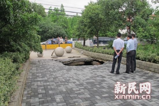 人行道突然发生塌陷出现3平方米水坑(组图)--中国国情手册