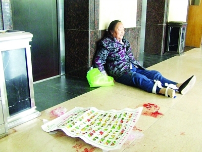 电梯迅速从18层坠到1层致12名乘客受伤--中国国情网